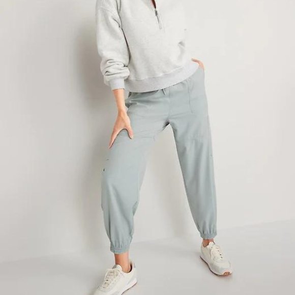 Old Navy Extra High-Waisted StretchTech Performance Cargo Jogger Pants for Women - Picture 3 of 9